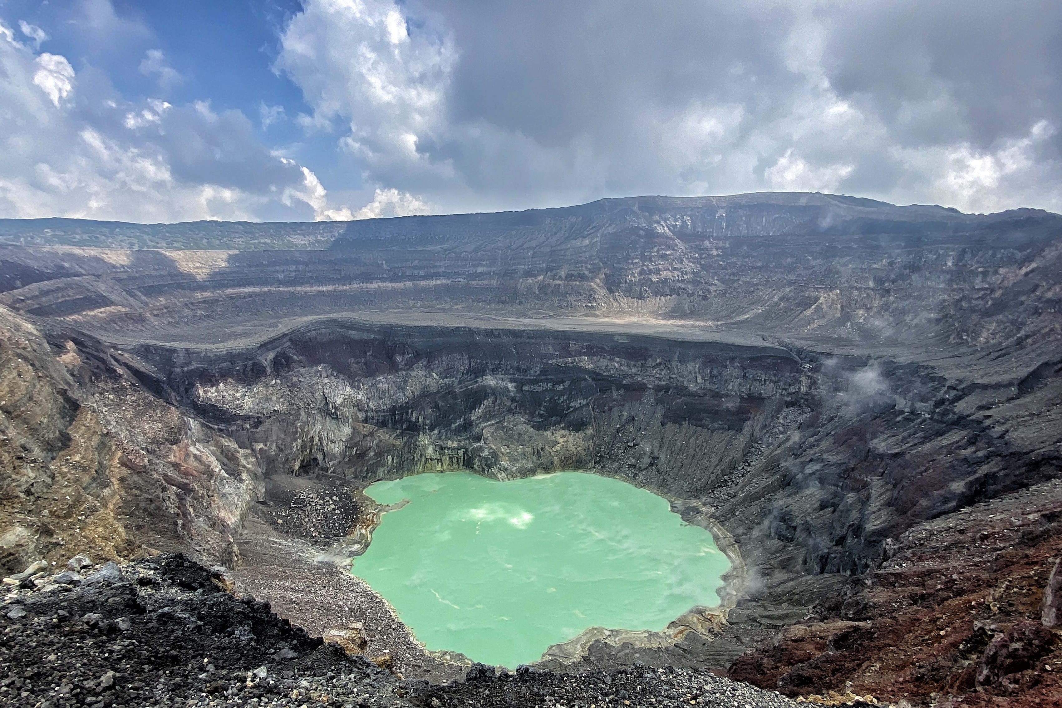 Cratère du volcan Santa Ana